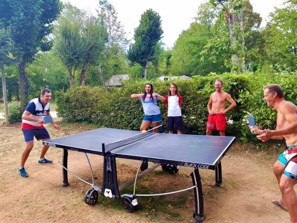 ados ping-pong camping 3 étoiles dans le Périgord Noir